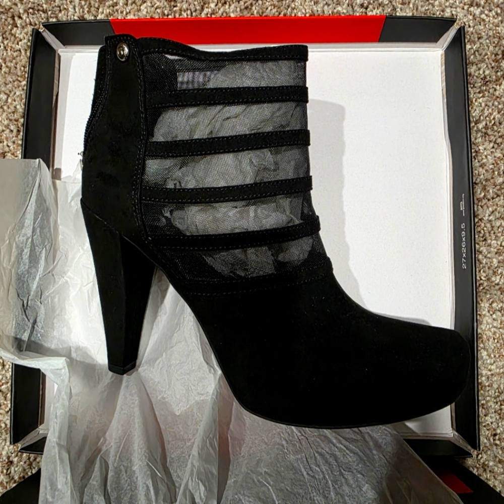 🌟🖤HOST PICK🖤🌟 NEW! GUESS ANKLE BOOTIES (BLACK)